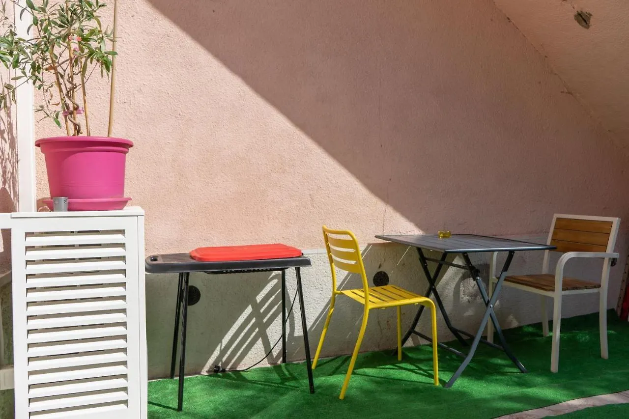Le Petit Nid Des Chutes Lavies Hotel Marseille 0*,  Franciaország